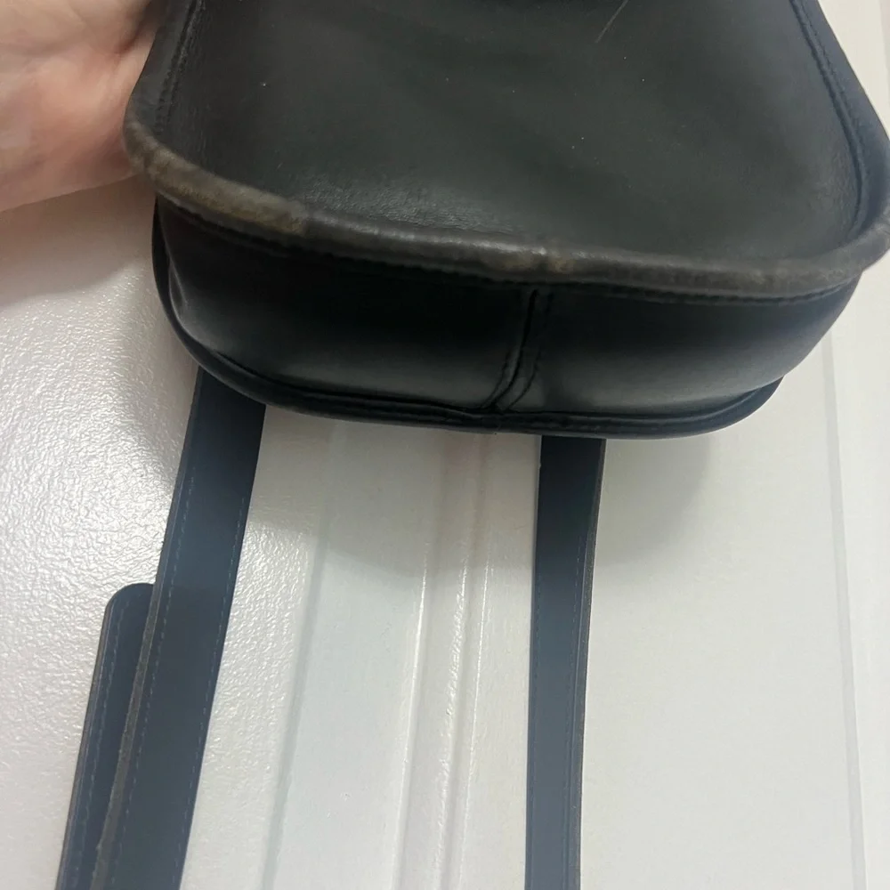 Vintage Coach Black Leather Crossbody with Gold Turnlock - Picture 8 of 9